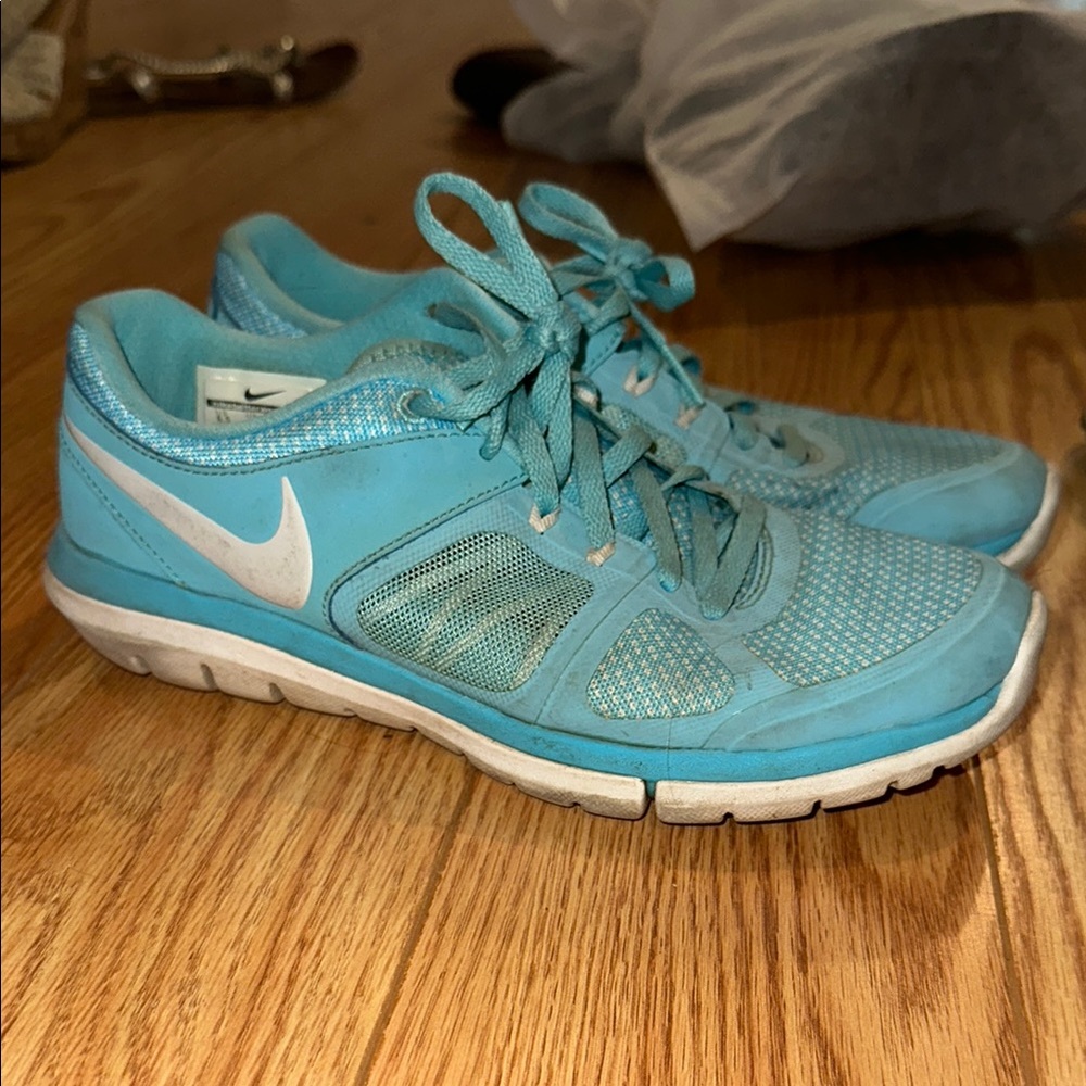 Nike flex sneakers